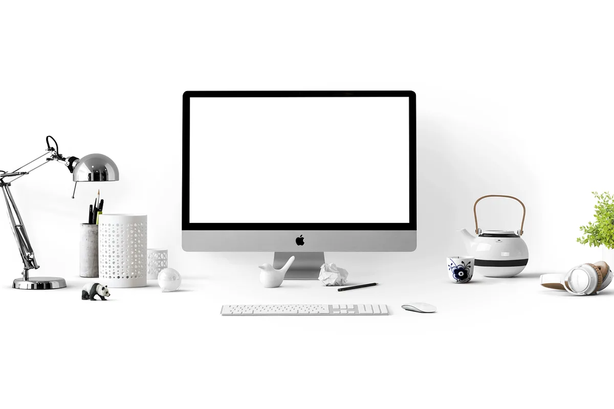 Liste de comptes financiers sur un bureau bien rangé, documents et ordinateur portable