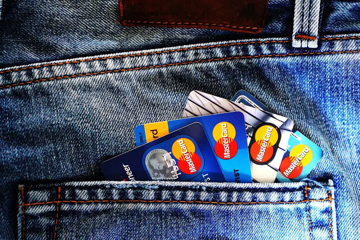 Indépendant remplissant une demande de carte professionnelle en ligne
