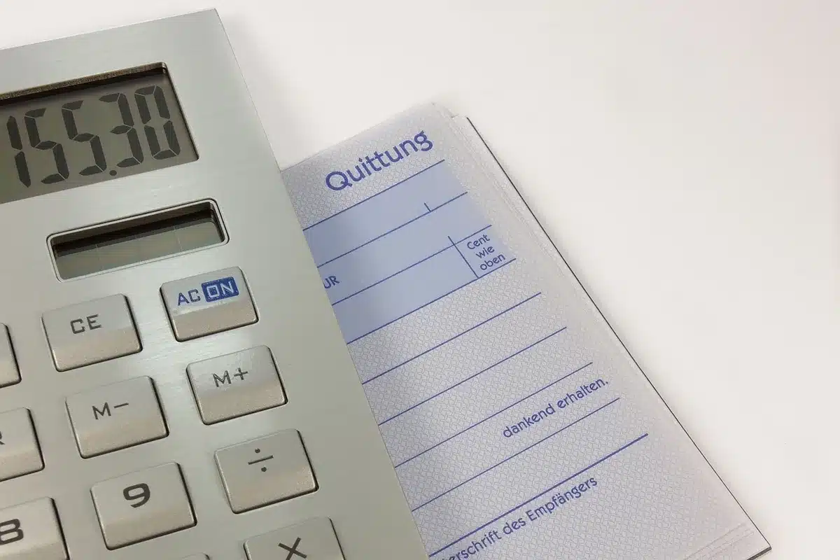 Dossier contenant des justificatifs et relevés de carte bancaire organisés par catégorie