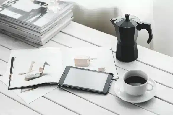 Main professionnelle tenant une carte de crédit professionnelle au-dessus de documents financiers organisés