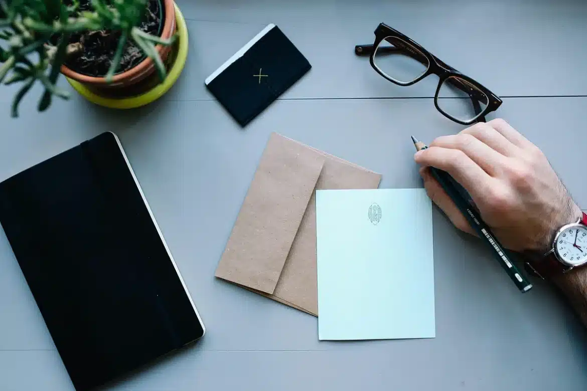 Professionnel consultant des données de salaire et des chiffres sur un bureau