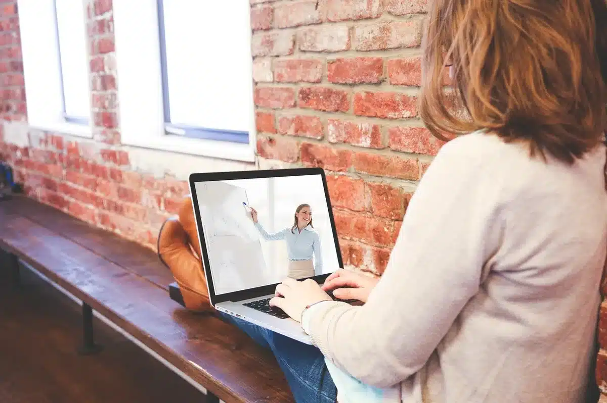 Personne suivant une formation en ligne sur son ordinateur portable