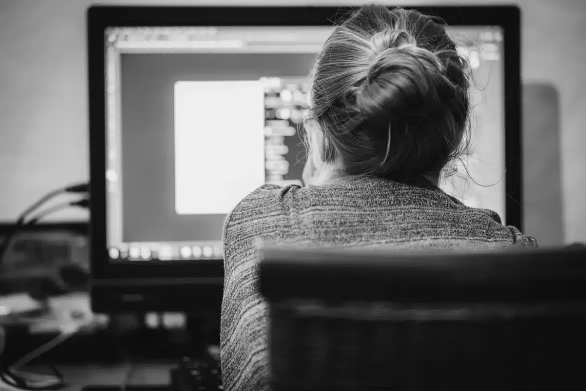 Personne consultant son rapport de crédit sur un ordinateur portable dans un bureau à domicile