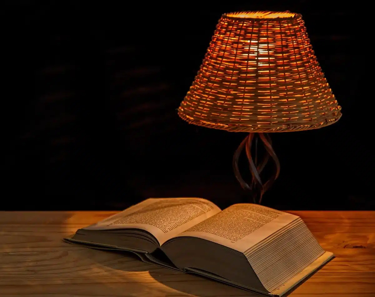 Ambiance de lecture chaleureuse avec lumière douce et boisson chaude