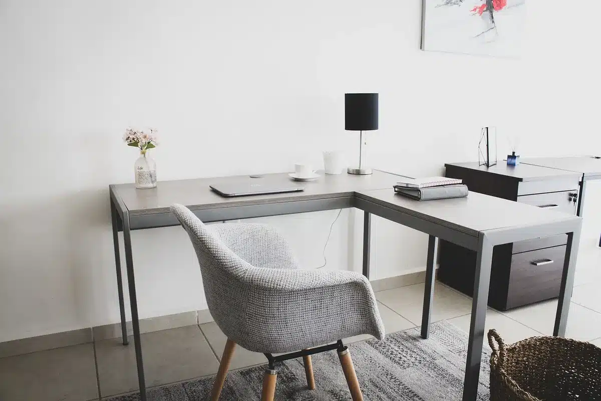 Espace de travail organisé pour puzzle avec éclairage, boîtes de rangement et table spacieuse
