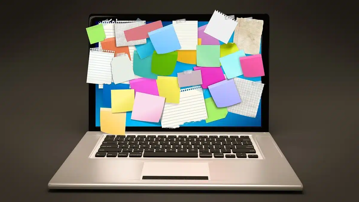 Personne prenant des notes pour définir ses objectifs professionnels