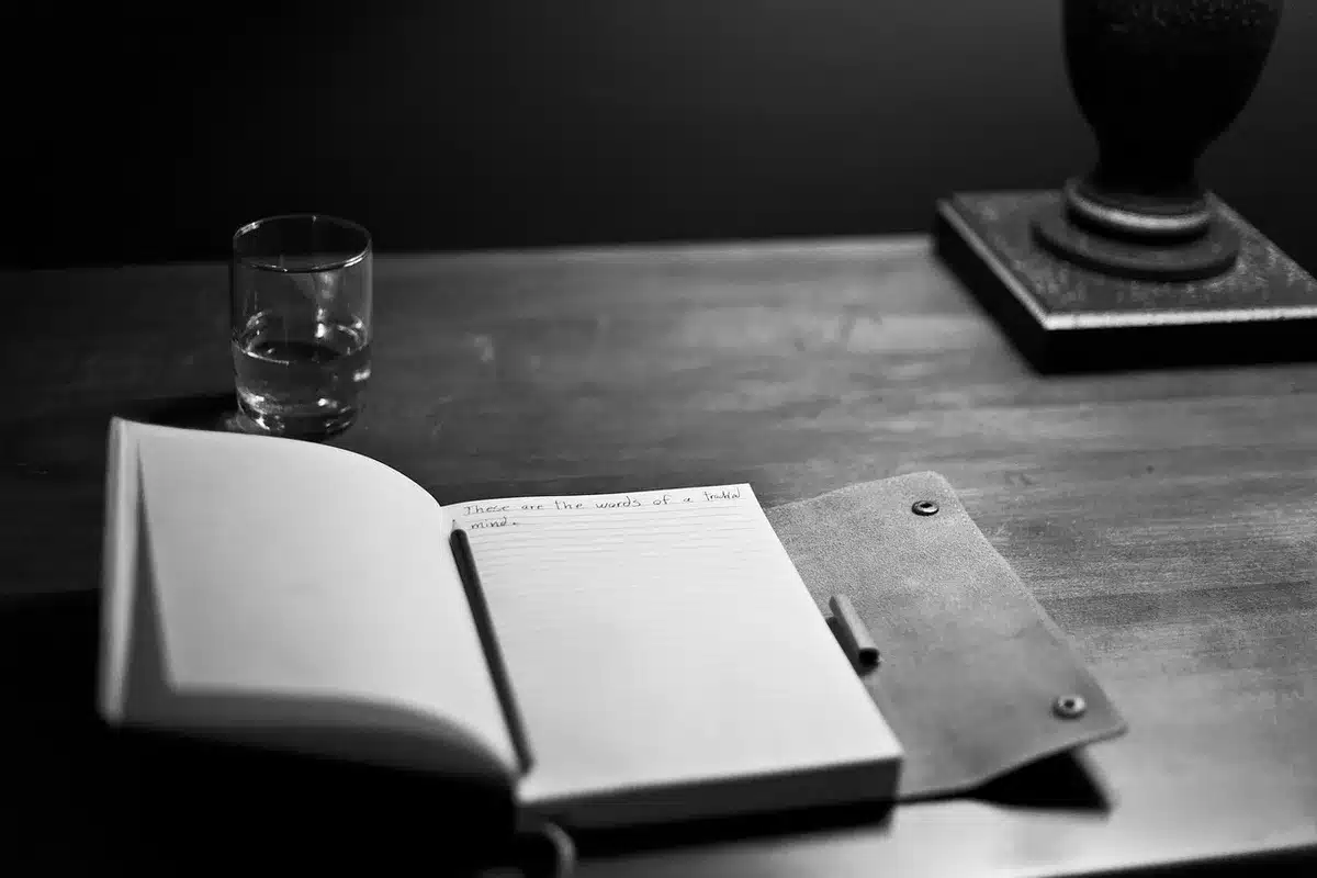 Participants d'un atelier d'écriture prenant des notes sur des personnages familiaux