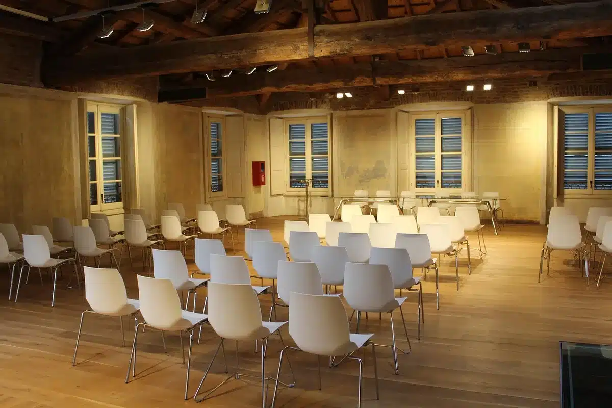 Groupe d'étudiants adultes en cours du soir, diversité de profils