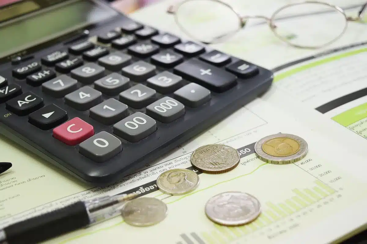 Ordinateur portable affichant un tableur et notes d'analyse financière