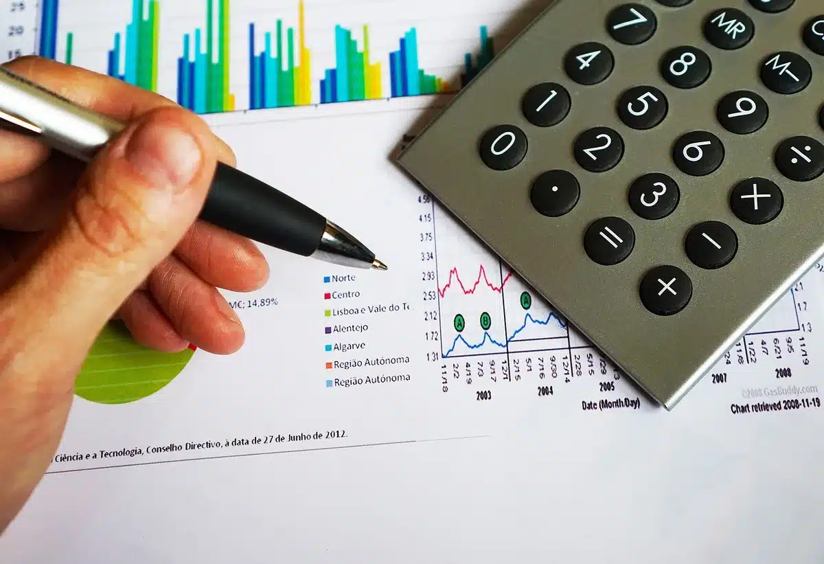 Calcul des coûts d'une formation sur un bureau avec calculatrice et devis