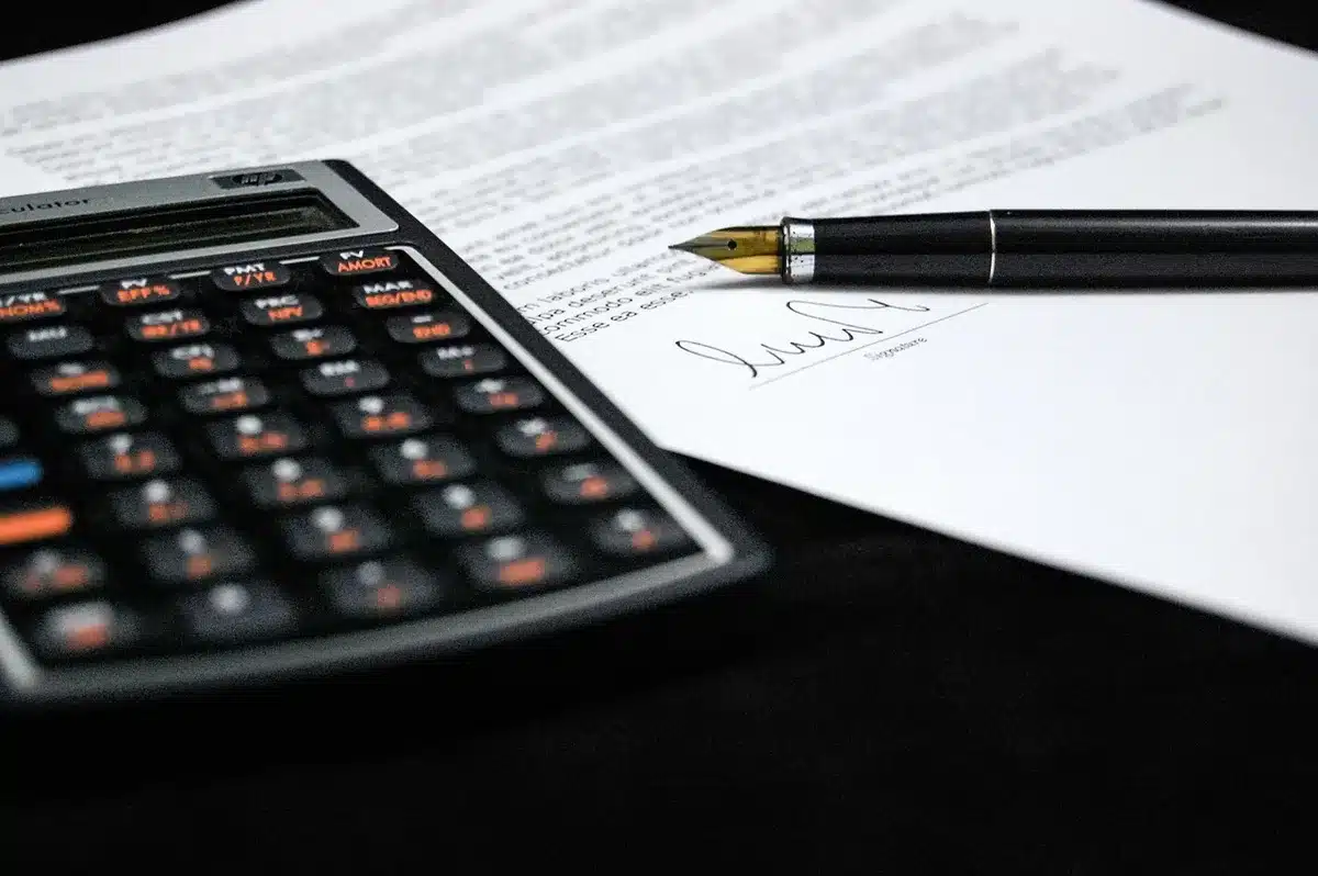 Dossier ouvert montrant CV, devis et certificats empilés