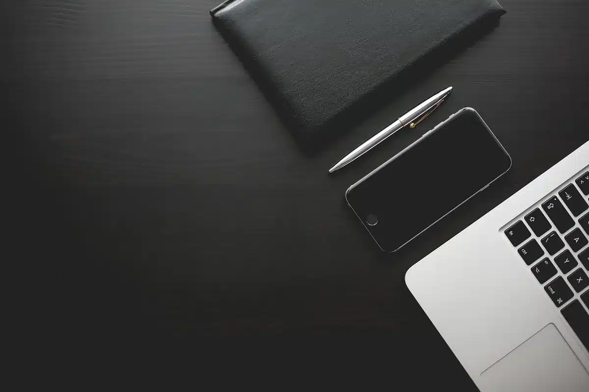 Table de réunion avec smartphone et notes illustrant la frontière entre privé et professionnel