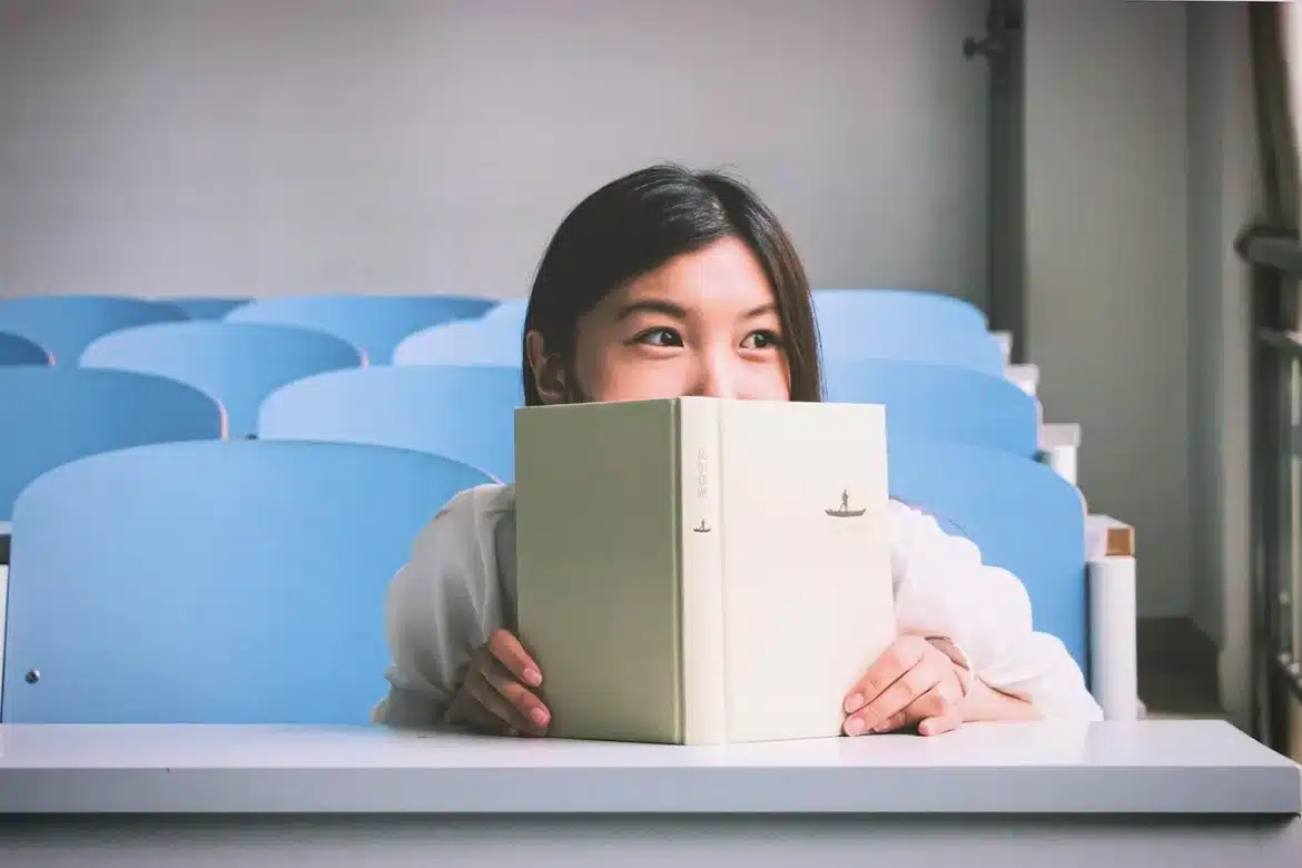 Bureau de lecture personnalisé avec livres, cahier ouvert et notes d'apprentissage