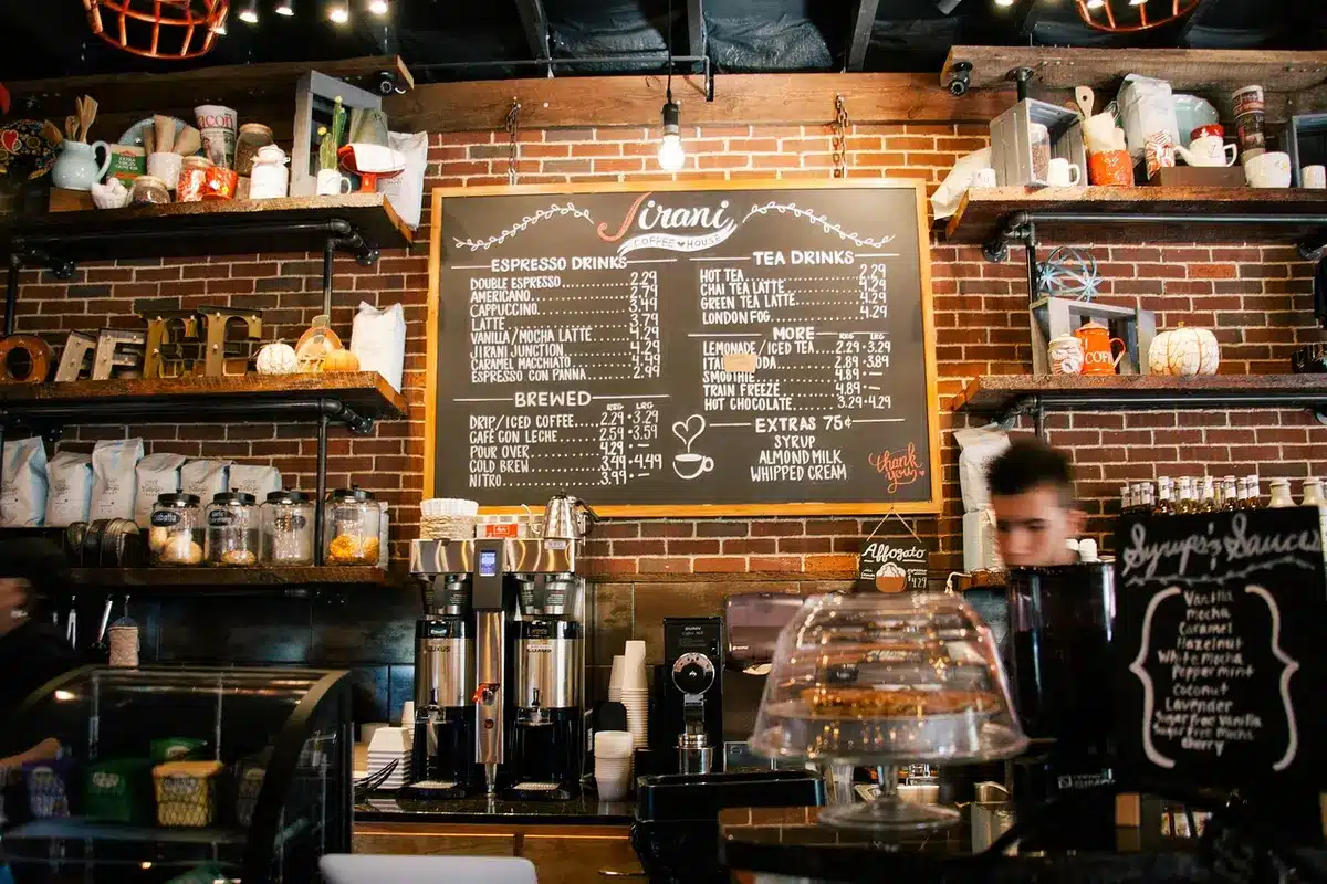 Détails sensoriels d'une cuisine: tasse de thé, pain et linge sur une table