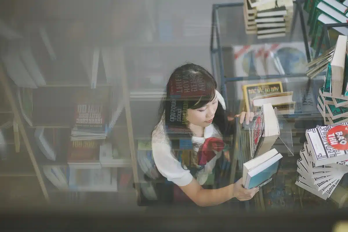 Comptoir d'une librairie indépendante avec livres et conversation téléphonique