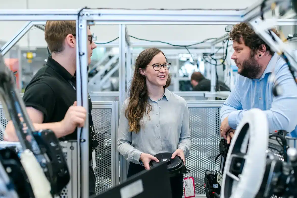 Jeunes en formation technique dans un atelier, travaillant sur un projet pratique