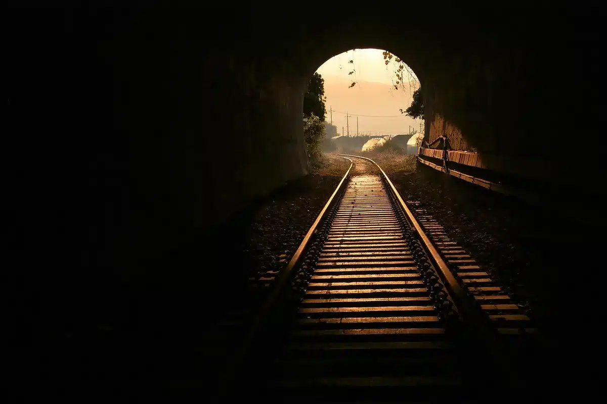 Ingénieur·e·s anonymes discutant sur un chantier ferroviaire près des voies