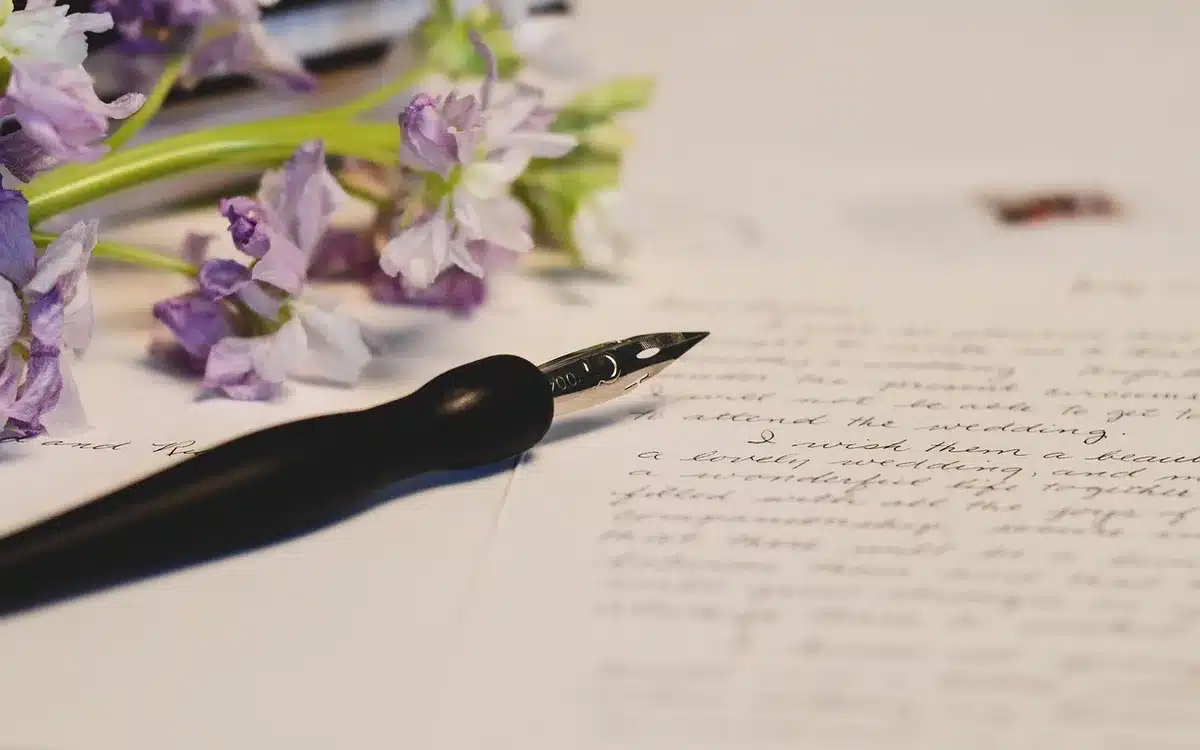 Carnet de notes et stylo à côté d'un livre ouvert