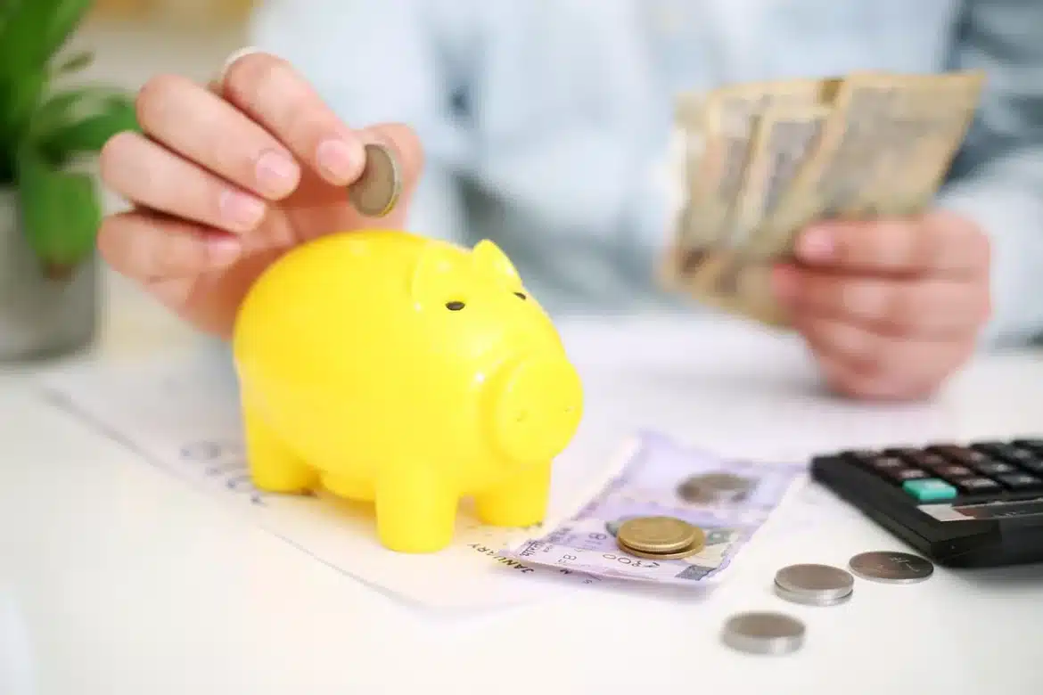 Relevé de carte de crédit avec calculatrice et pièces de monnaie symbolisant le coût des intérêts