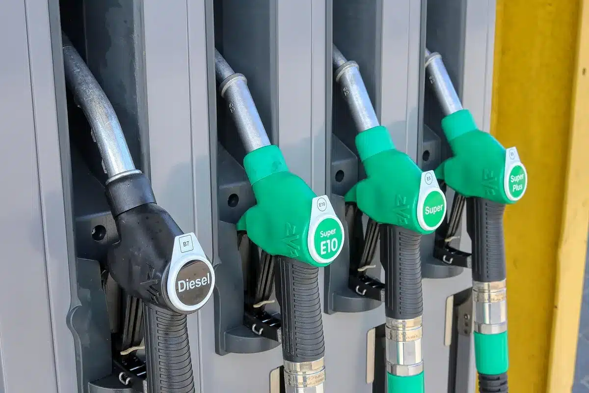 Pompe à essence et jauge de prix symbolisant la hausse des prix de l'énergie