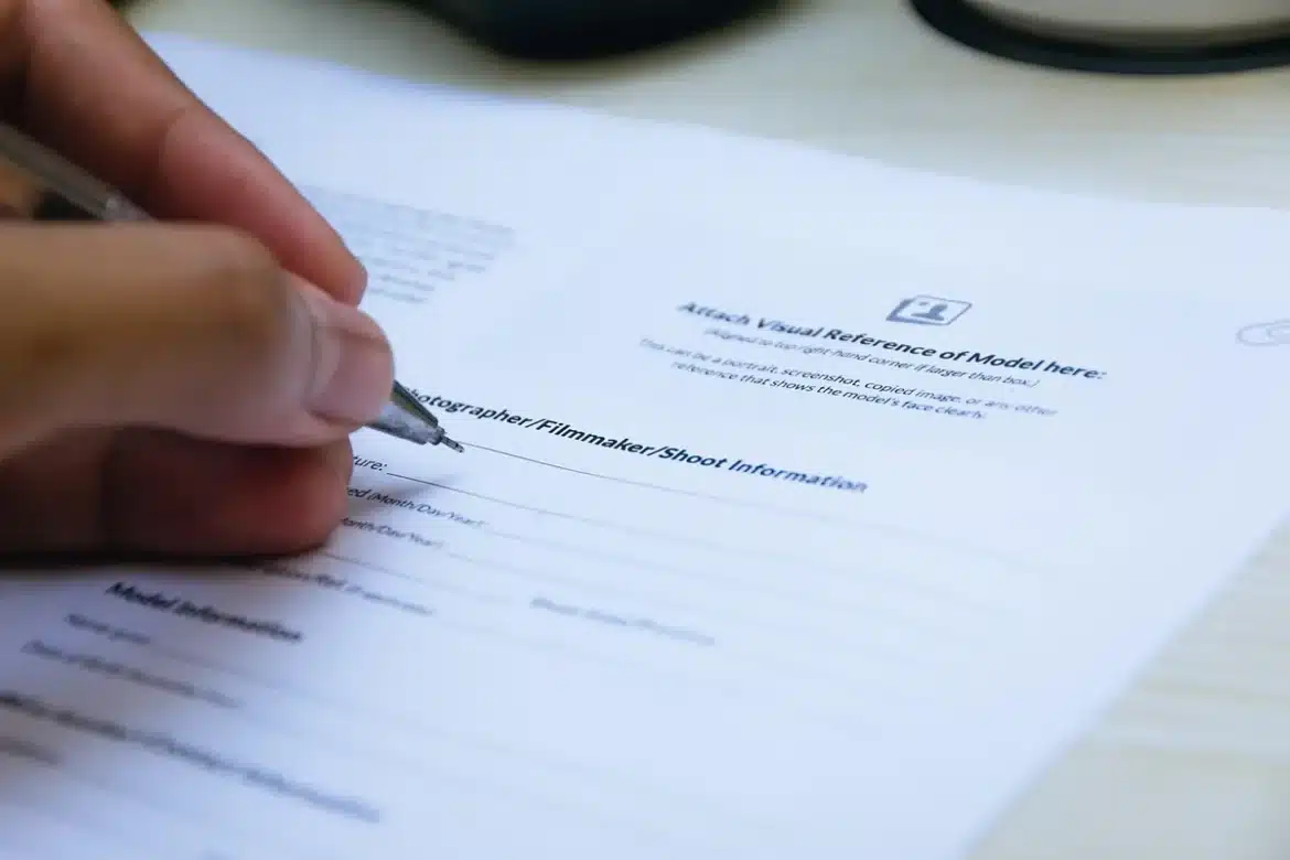 Documents de prêt immobilier, fiches de paie et relevés bancaires sur un bureau