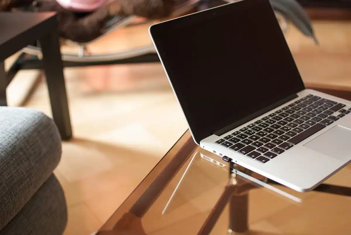 Clavier d'ordinateur et écran montrant des documents numériques