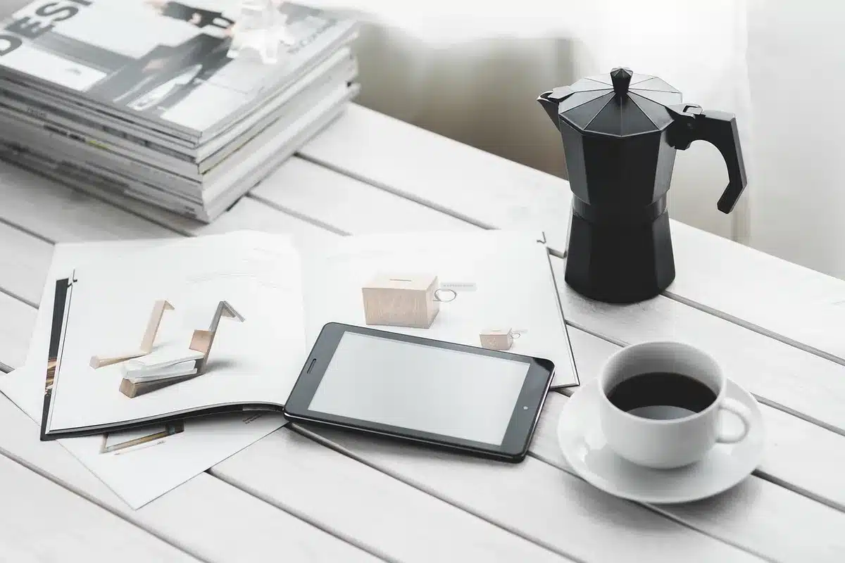 Documents administratifs et calculatrice sur un bureau