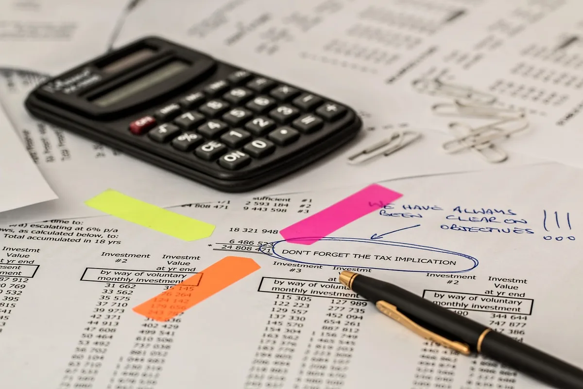 Cahier de comptabilité avec calculatrice et écritures comptables