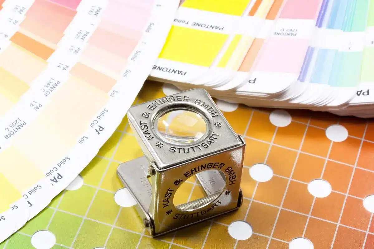 Nuancier, épreuve papier et calculatrice sur une table d'atelier
