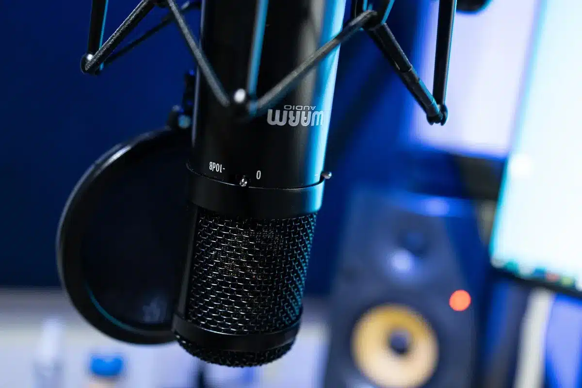 Main ajustant un équipement dans un studio d'enregistrement lumineux