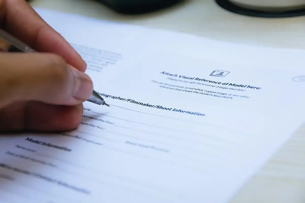 Documents de rupture conventionnelle sur un bureau avec calculatrice