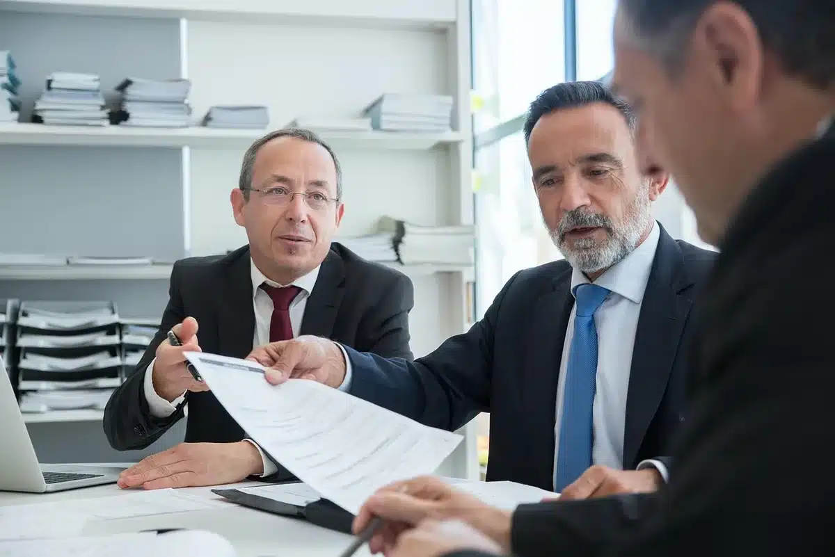Professionnels discutant d'architecture Cloud et conformité