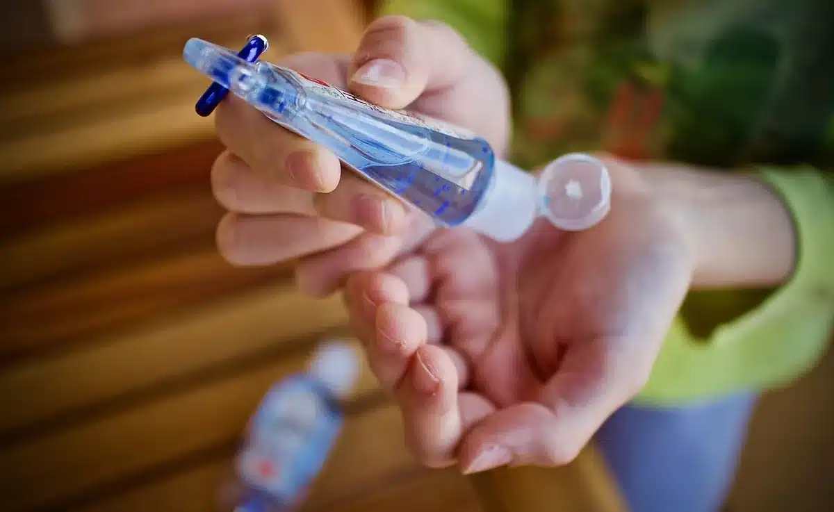 Application d'un gel apaisant sur une main après une brûlure légère