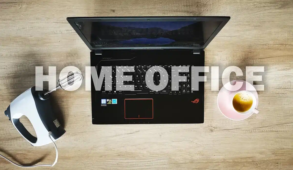 Carnet de bord ouvert avec notes et stylo sur un bureau