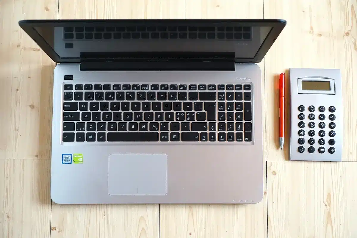 Calculatrice et fiche de paie sur un bureau pour estimer les indemnités