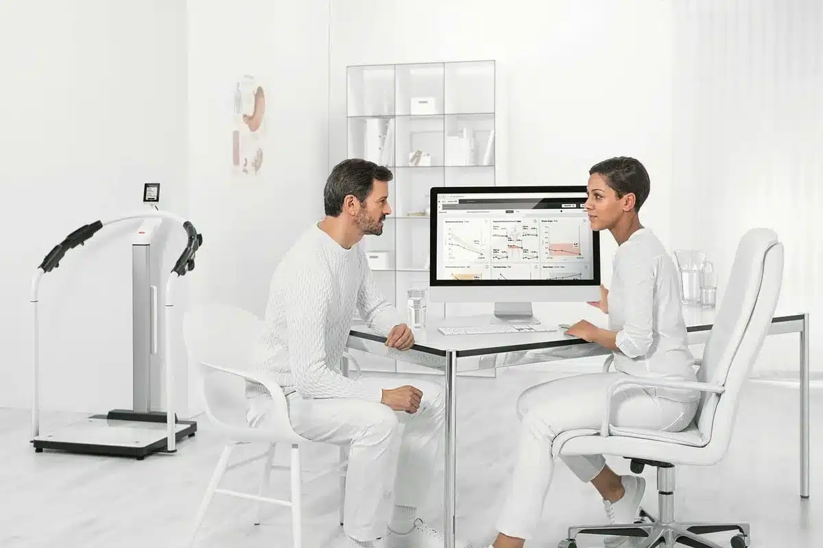 Salle d'examen du médecin du travail avec chaise et table de consultation