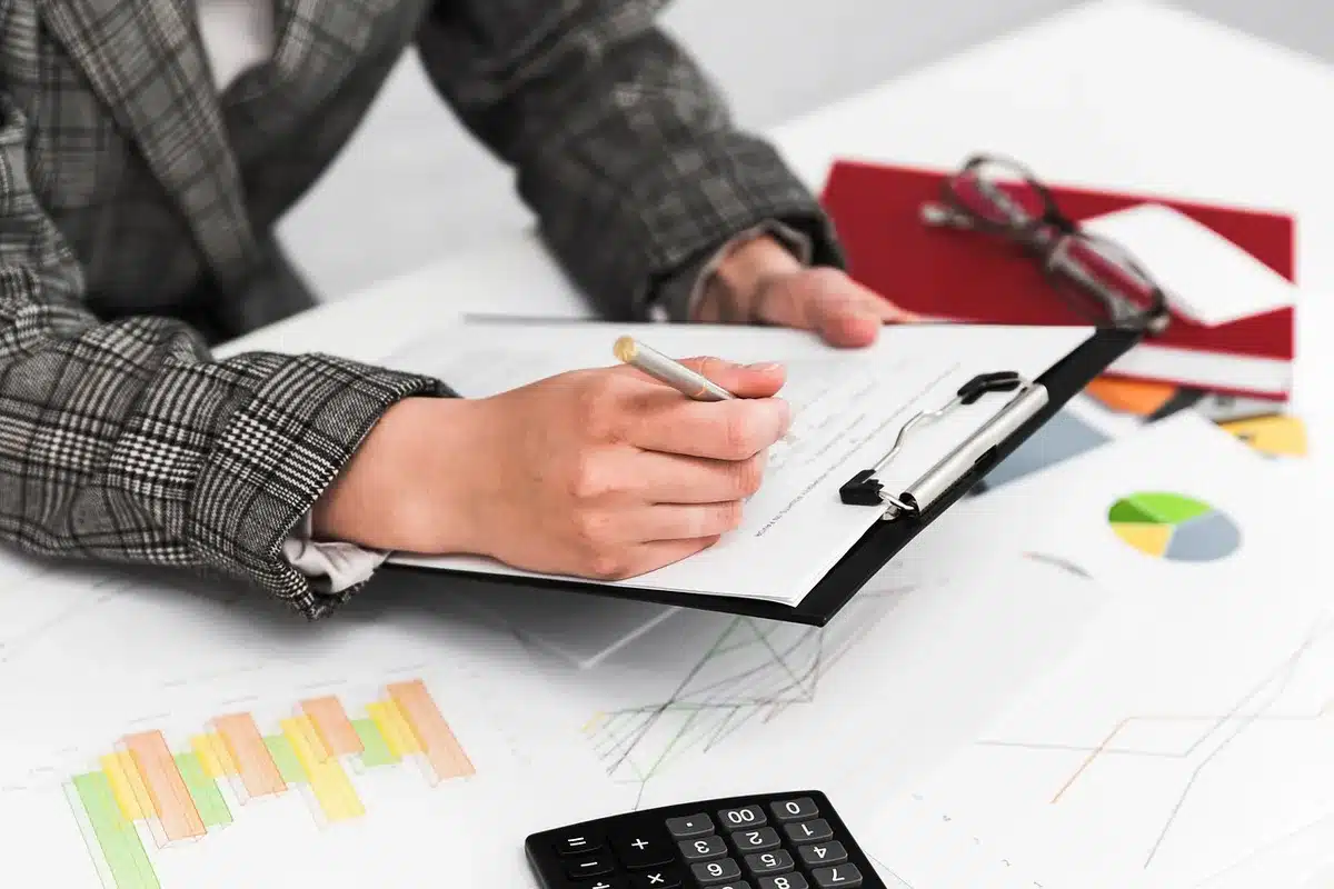Entretien dans un bureau RH avec documents posés sur la table