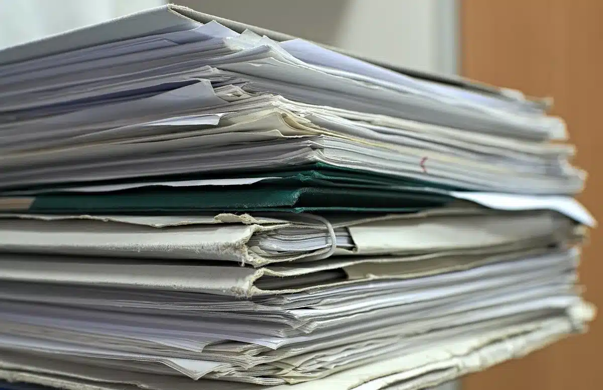 Dossier de préparation à un entretien posé sur un bureau lumineux