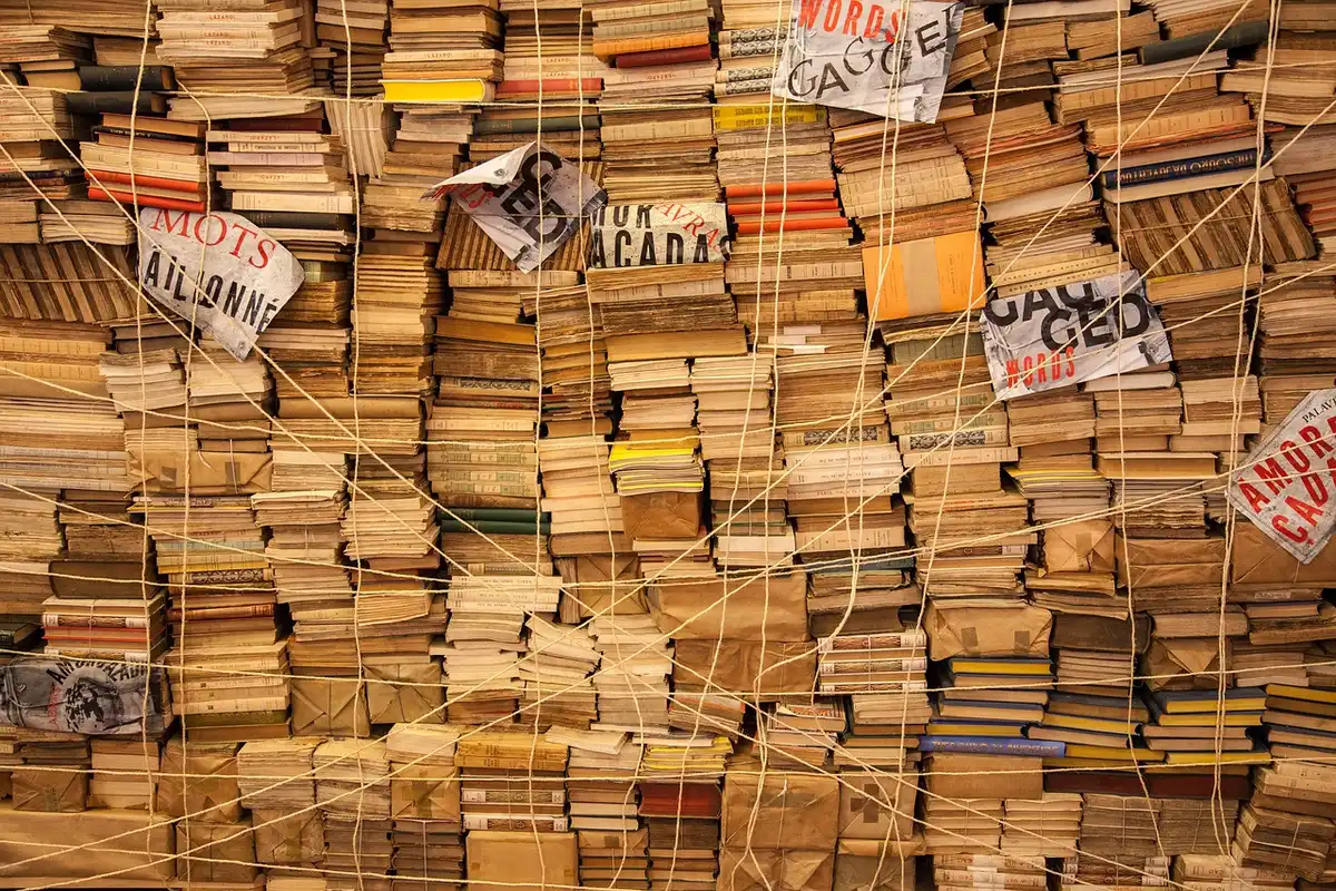 Pile de livres variés représentant nouveautés et pile à lire