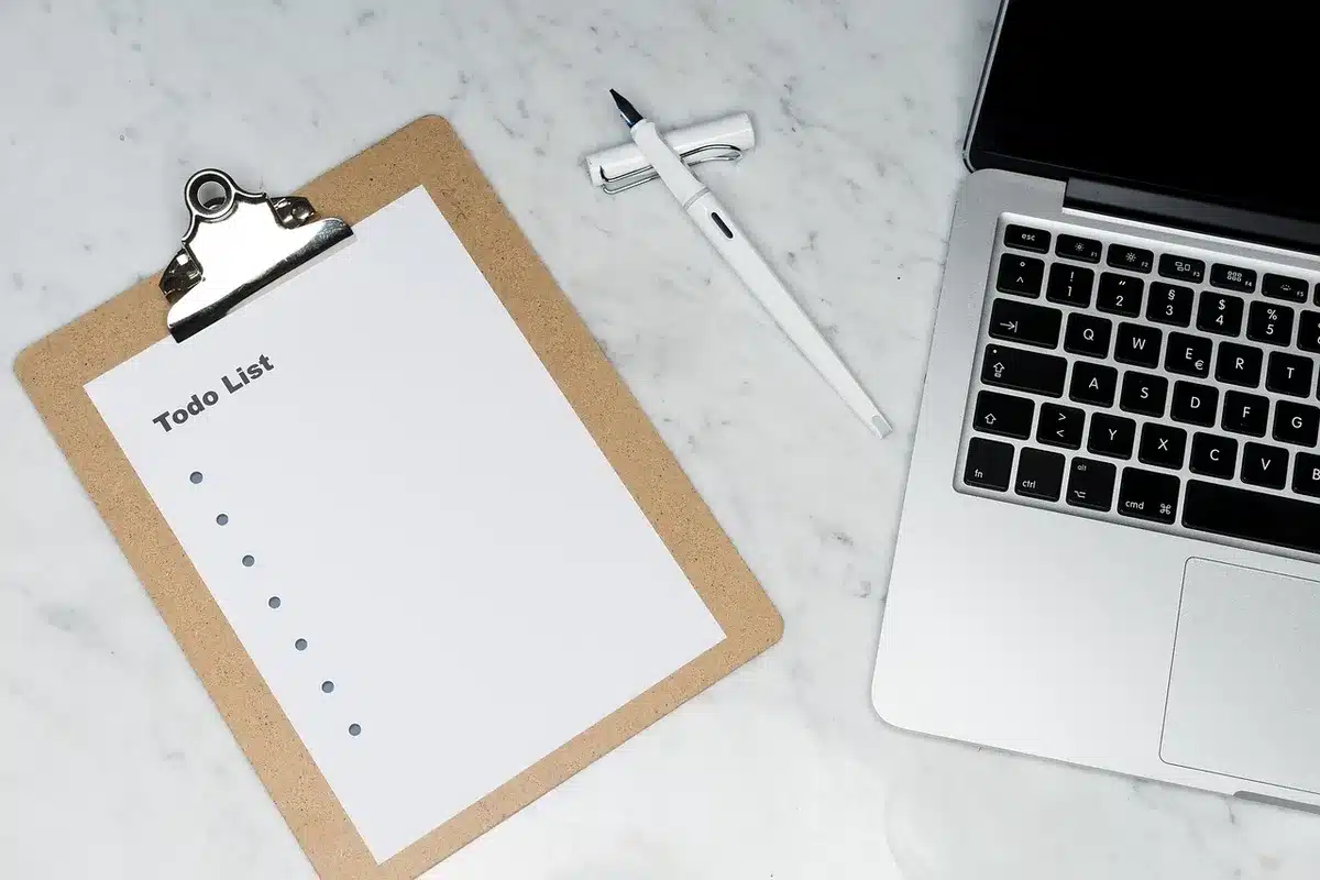 Documents d'onboarding et checklist sur une table de bureau