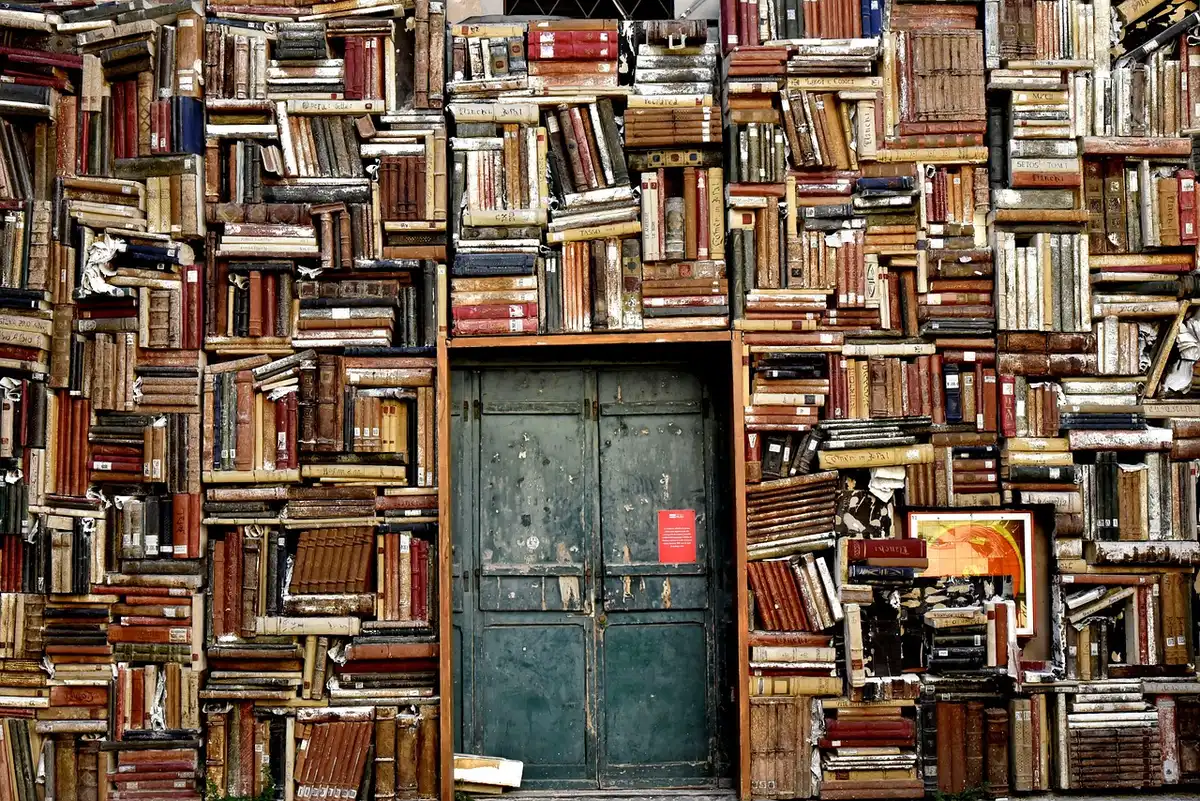 Pile de livres et carnet sur une table pour trier sa pile à lire