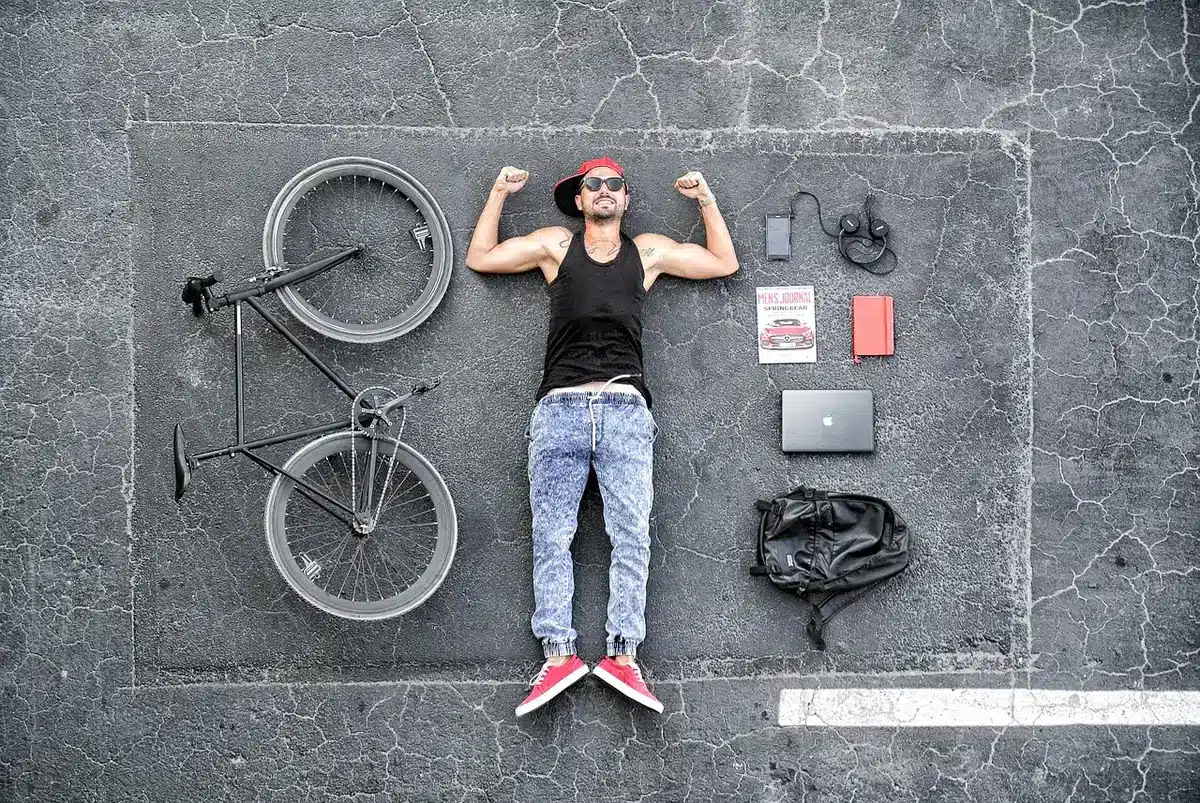 Casque et smartphone pour écouter un audiobook en déplacement