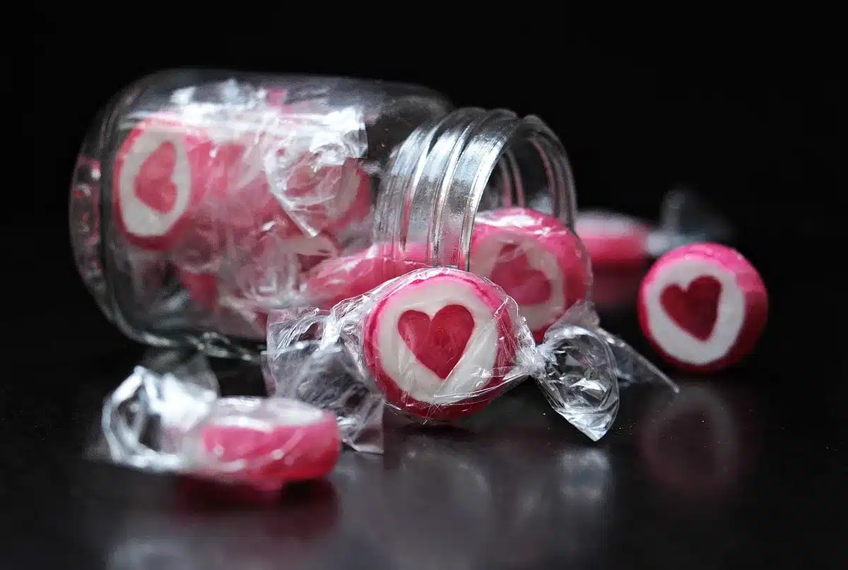 Bocal de bonbons étiqueté avec la date rangé dans un placard lumineux