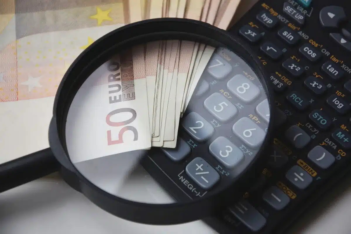 Calculs de budget sur une feuille avec calculatrice pour répartir les dépenses