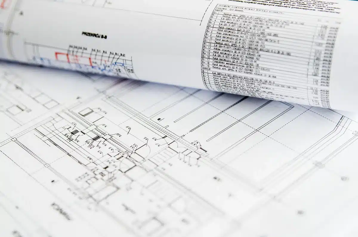 Plans de projet d'ascenseur sur une table de réunion