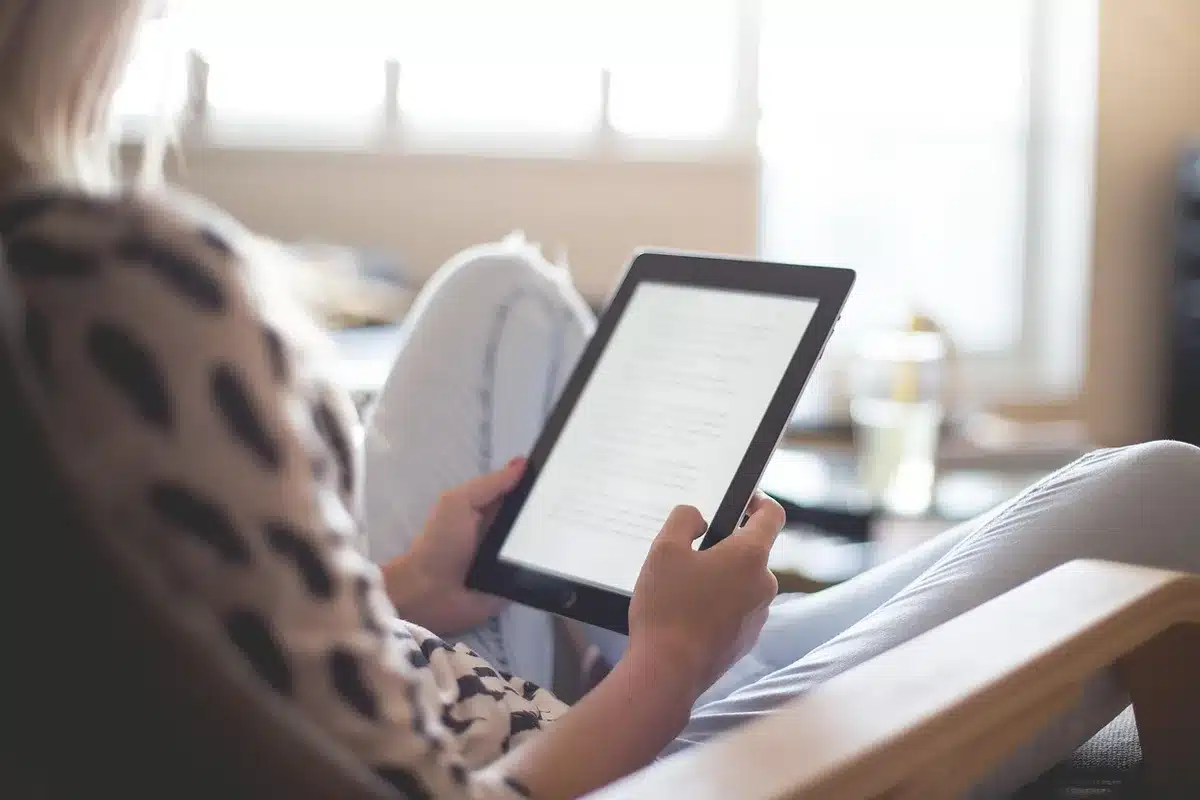 Pile de novellas et livres courts près d'une tasse pour débuter en science-fiction