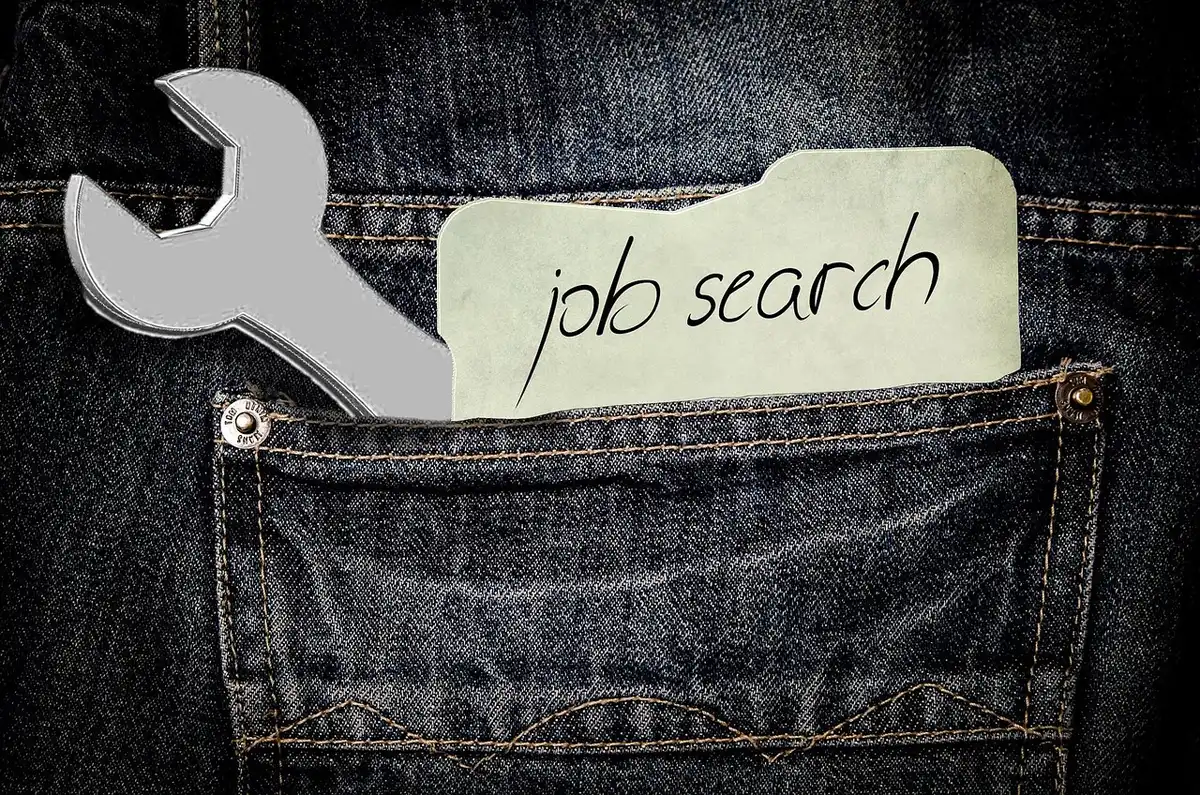 Gros plan sur un CV et une lettre de motivation préparés pour une candidature