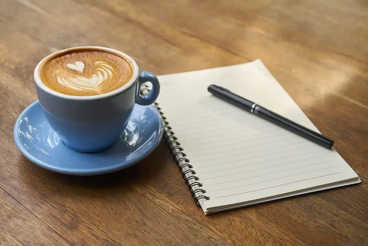 Calendrier et carnet ouverts pour planifier un contrôle annuel de portefeuille
