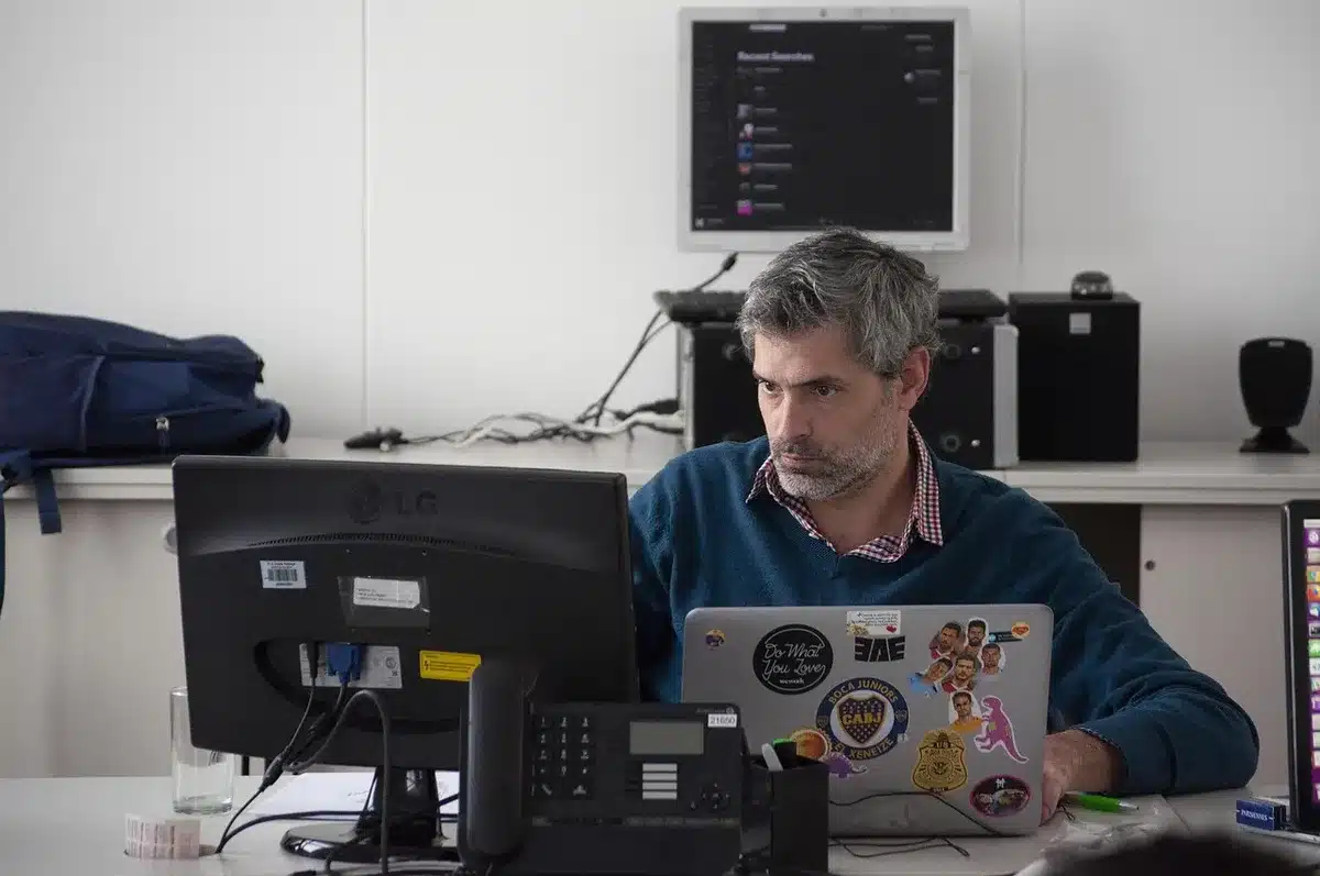 Personne consultant le portail RH des avantages sur un ordinateur portable