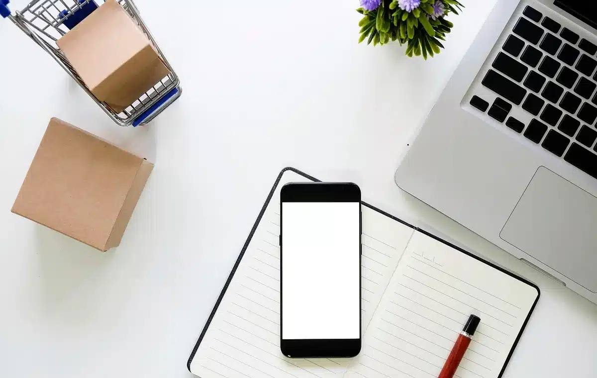Poste de travail ergonomique avec siège réglable et éclairage naturel